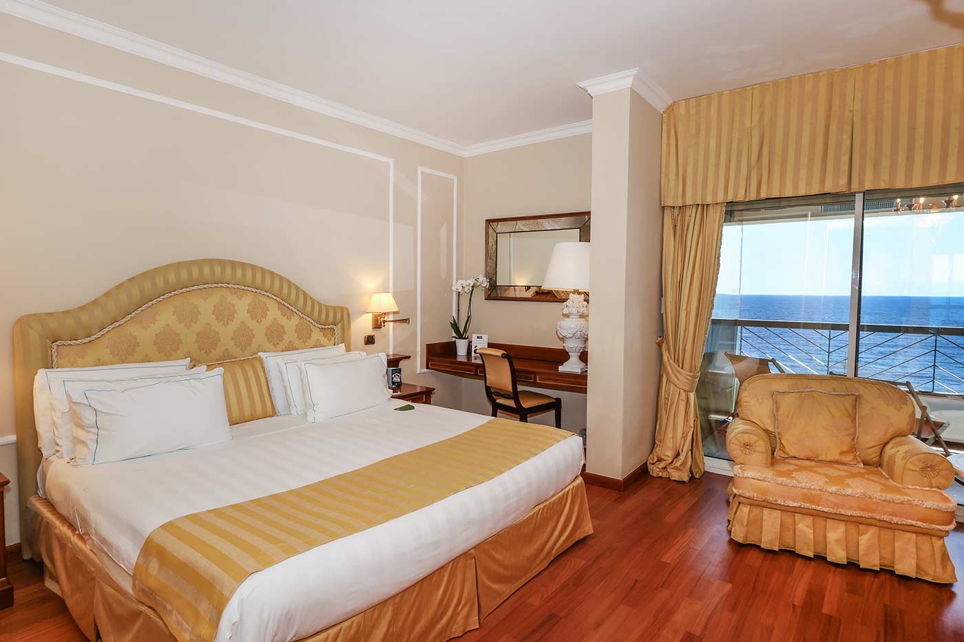 GHM SUITE CORNER JR KING BED SEA VIEW