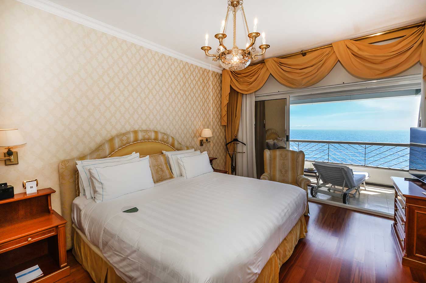 KING TOWER EXECUTIVE SUITE 1 KING 1 SOFÀ BED
