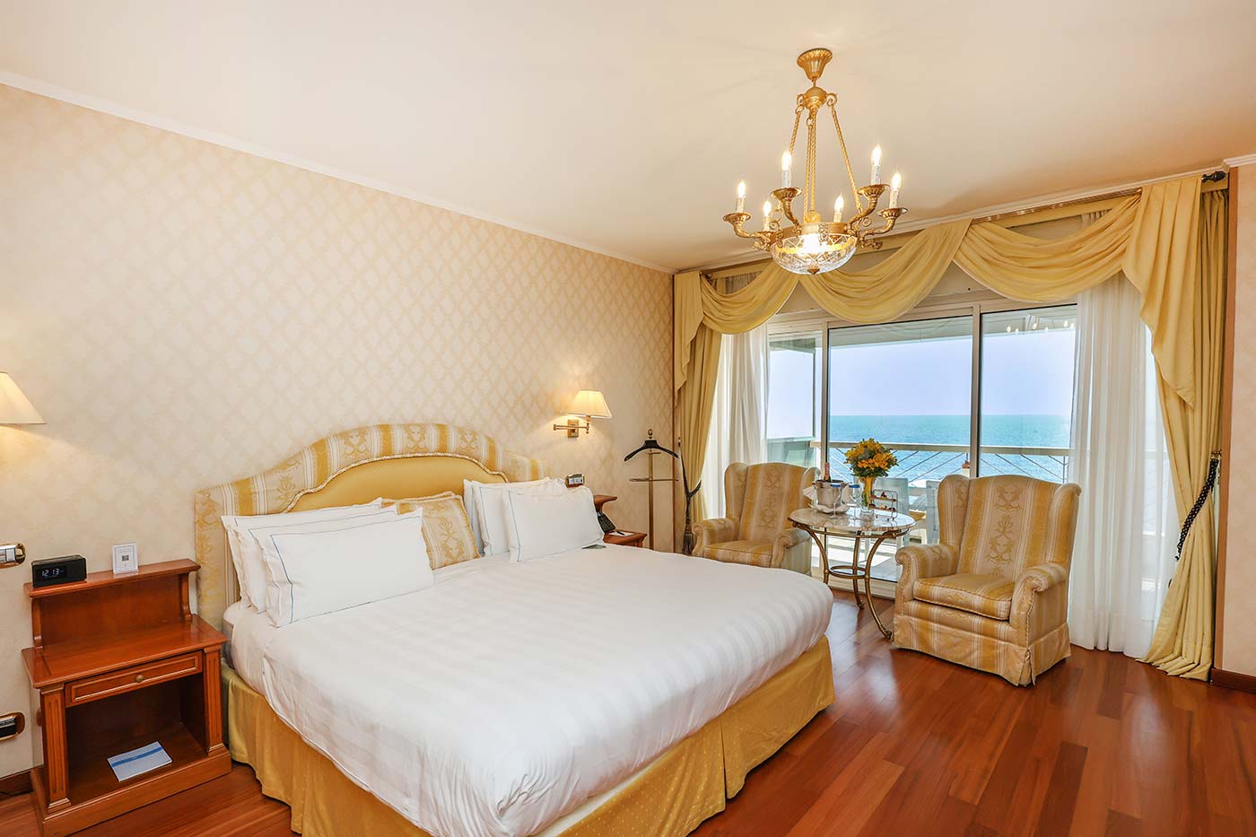 ALCOVE EXECUTIVE SUITE 1 KING