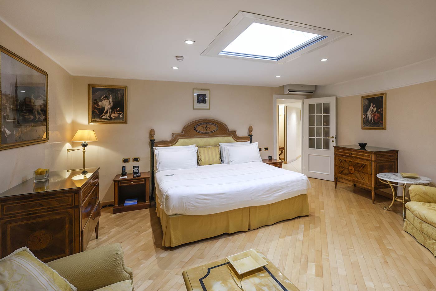 TOWER LODGE PARK SUITE 1 KING 1 SOFA’ BED